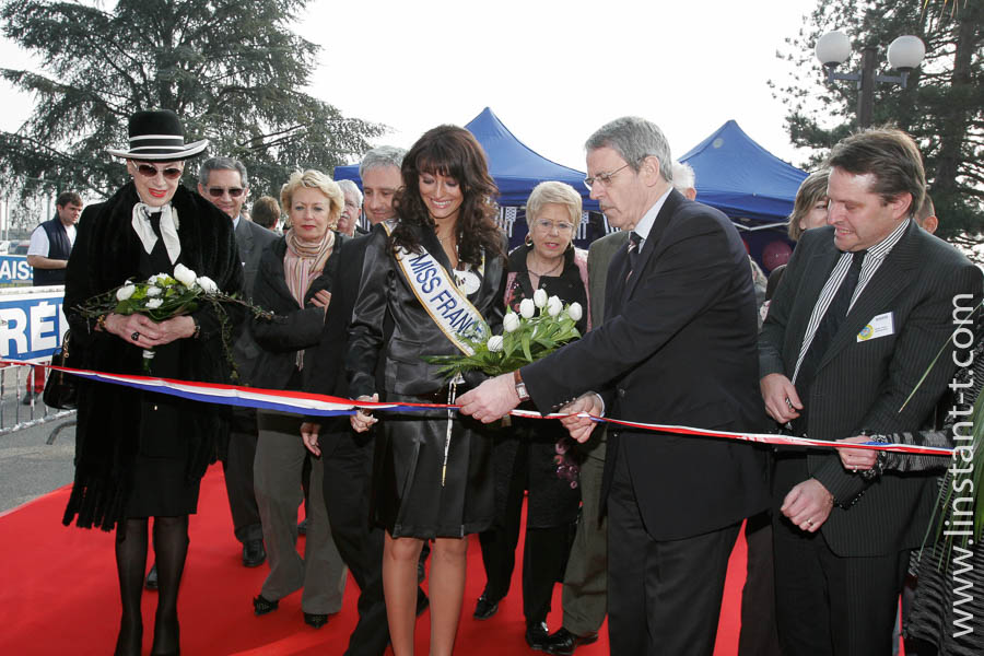 Coupé de ruban pour une inauguration avec Miss France et Mme de Fontenay