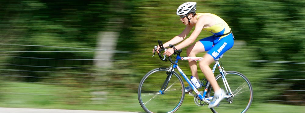 Photo de sport cycliste : coureur à vélo avec un fond filé