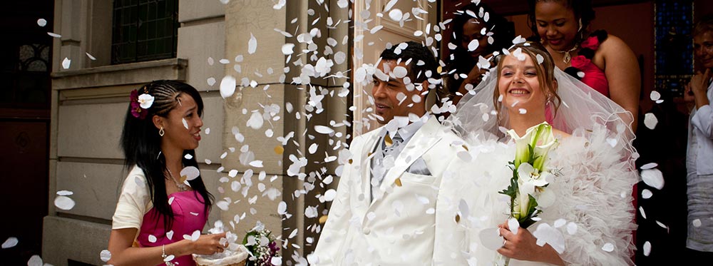 Photo de mariage : Couple de mariés à la sortie de l'église